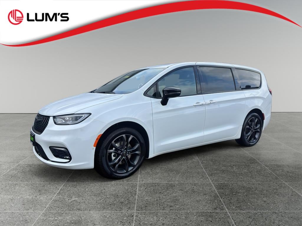 2026 Chrysler Pacifica Select's photo