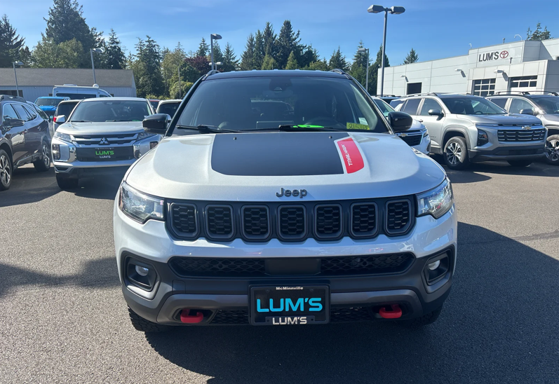 Jeep Compass front view parked at Lum’s dealership lot