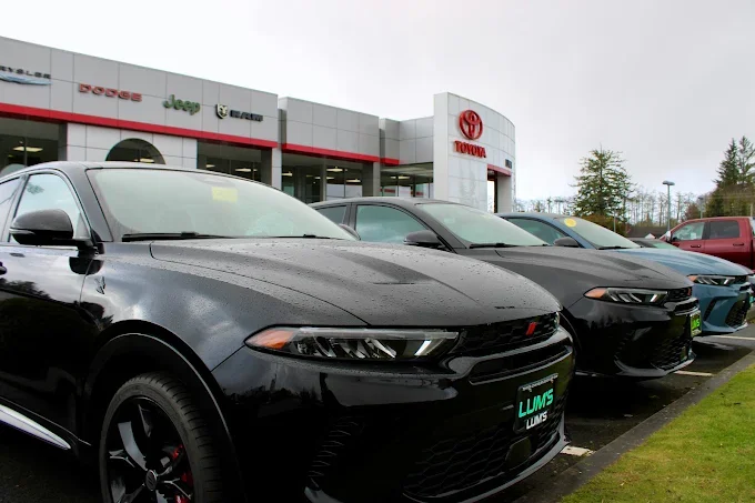 Lum's CDJR dealership front view